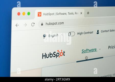 Ostersund, Schweden - 10. Juni 2023: HubSpot-Website auf einem Computerbildschirm. HubSpot ist ein US-amerikanischer Entwickler und Vermarkter von Softwareprodukten. Stockfoto