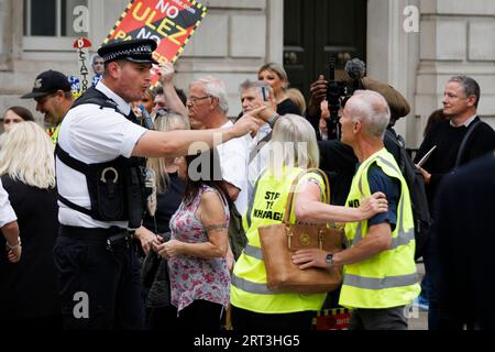 Anti-ULEZ-Demonstranten führen eine Demonstration vor der Downing Street gegen den Bürgermeister von London Sadiq Khan durch, der versucht, die ULEZ-Zone zu erweitern. Abgebildet: A Stockfoto