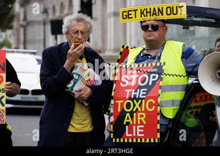 Anti-ULEZ-Demonstranten führen eine Demonstration vor der Downing Street gegen den Bürgermeister von London Sadiq Khan durch, der versucht, die ULEZ-Zone zu erweitern. Abgebildet: Ac Stockfoto