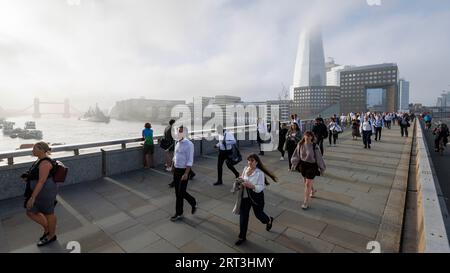 Die Menschen sind heute Morgen auf dem Weg zur Arbeit in der Nähe der London Bridge von einer Hitzewelle betroffen. Männliche Arbeiter ziehen ihre Anzugjacken unter der Hitze aus. Bild aufgenommen auf 4 Stockfoto