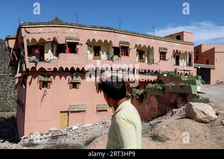 Al Haouz, Marokko. September 2023. Ein Mann inspiziert ein beschädigtes Gebäude in Moulay Brahim, südlich von Marrakesch, nach einem starken Erdbeben. Die Zahl der Todesopfer bei dem starken Erdbeben, das Marokko am späten Freitag erschütterte, stieg auf 2.122 Menschen an, als die Rettungskräfte im Land auf der Suche nach potenziellen Überlebenden in einer schwierigen Mission in abgelegenen Berggebieten gegen die Zeit rannten. Quelle: Khaled Nasraoui/dpa/Alamy Live News Stockfoto