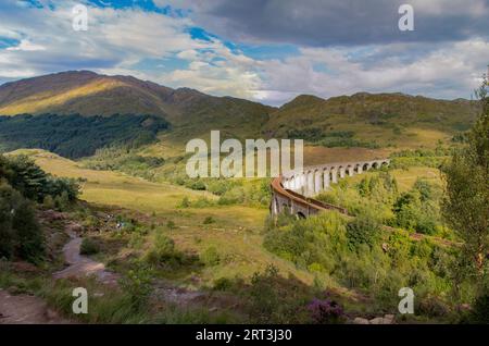 Glenfinnan Viaduct, die legendäre Bahnstrecke aus dem Jahr 1901 mit einer geschwungenen 21-Bogenspannweite, die in mehreren Harry-Potter-Filmen in Glenfinnan, West Highlands, Schottland, zu sehen war Stockfoto