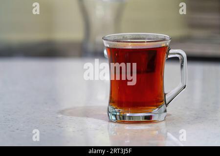 Ein Glas Tee auf dem Tisch İN Truthahn Stockfoto