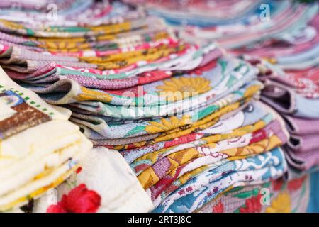 Bunte Handtücher auf der Theke eines Handelszeltes auf einer Messe. Nahaufnahme. Stockfoto