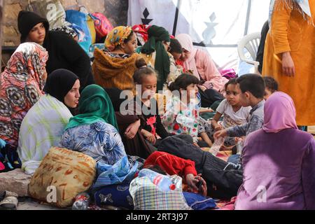 Al Haouz, Marokko. September 2023. Frauen und Kinder übernachten in provisorischen Zelten, die für diejenigen eingerichtet wurden, die durch das starke Erdbeben am späten Freitag in Marokko vertrieben wurden. Die Zahl der Todesopfer bei dem starken Erdbeben, das Marokko am späten Freitag erschütterte, stieg auf 2.122 Menschen an, als die Rettungskräfte im Land auf der Suche nach potenziellen Überlebenden in einer schwierigen Mission in abgelegenen Berggebieten gegen die Zeit rannten. Quelle: Khaled Nasraoui/dpa/Alamy Live News Stockfoto