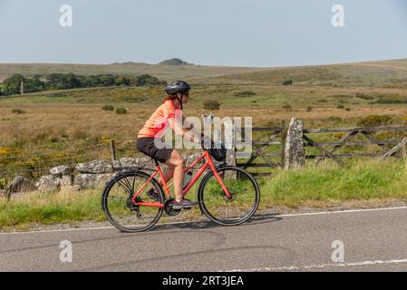 Dartmoor, Devon, England, Vereinigtes Königreich. September 2023. Radfahrerin auf einer Radtour in der Nähe von Merrivale im Dartmoor-Nationalpark, Devon, Großbritannien Stockfoto