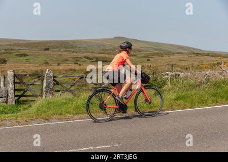 Dartmoor, Devon, England, Vereinigtes Königreich. September 2023. Radfahrerin auf einer Radtour in der Nähe von Merrivale im Dartmoor-Nationalpark, Devon, Großbritannien Stockfoto