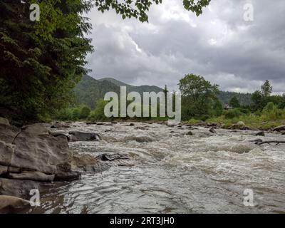 Stürmischer Gebirgsfluss, der aus den Bergen fließt Stockfoto