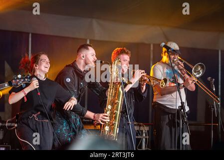 Cut Capers, eine Bank aus Bristol, spielt beim Mucky Weekender Music Festival, Vicarage Farm, Woodmancott, in der Nähe von Winchester, Hampshire, UK Stockfoto