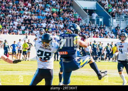 Stuttgart, Deutschland. September 2023. ELF-/Playoff-Spiel : Breslauer Panthers bei Stuttgart Surge am 10. September 2023, im Gazi-Stadion, # 28 Maciej Jablonski/Wroclaw Panthers vs. WR # 7 Louis Geyer/Stuttgart Surge Credit: Frank Baumert/Alamy Live News Stockfoto