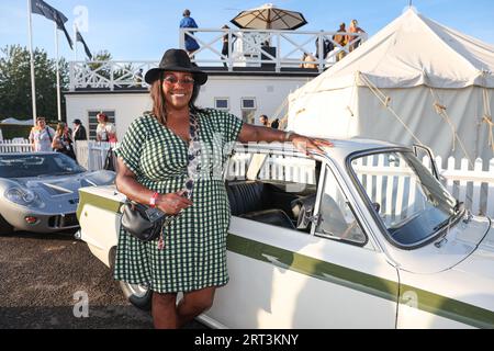 Moderator Alison Hammond beim Goodwood Revival auf dem Goodwood Motor Circuit in West Sussex. Bilddatum: Sonntag, 10. September 2023. Stockfoto