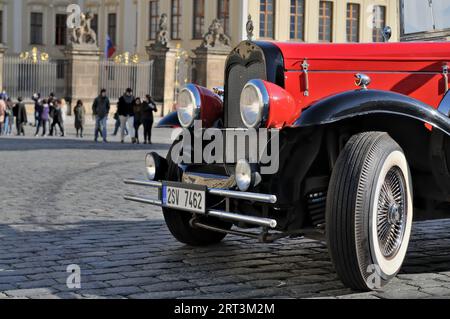 Oldtimer für Besichtigungstouren durch das historische Stadtzentrum von Prag in tschechien. Das Auto steht vor der Prager Burg. Stockfoto