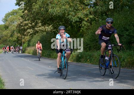 Radfahrer in London nach Brighton Ride nähern sich Ditchling Beacon Stockfoto