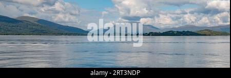 Atemberaubende Aussicht auf Loch Lomond an einem wunderschönen sonnigen Tag, Schottland Stockfoto