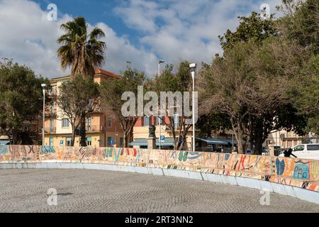 Große Keramikbank auf der „Künstlerpromenade“ im beliebten Touristenziel, das für seine künstlerische Keramik berühmt ist, Albissola Marina, Savona, Ligurien Stockfoto