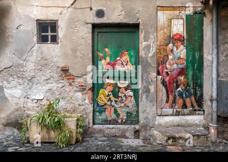 Alte Türen, dekoriert mit Gemälden auf der Piazza Pozzo Garitta, historischer Standort von Werkstätten und Künstlerstudios, Albissola Marina, Savona, Italien Stockfoto