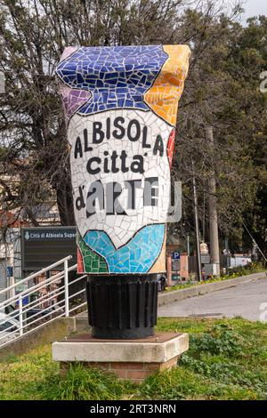 Die Keramikskulptur „Albisola Stadt der Kunst“ von Paolo D'Angeli auf der Eugenio Montale Promenade von Albisola Superiore, Savona, Ligurien, Italien Stockfoto