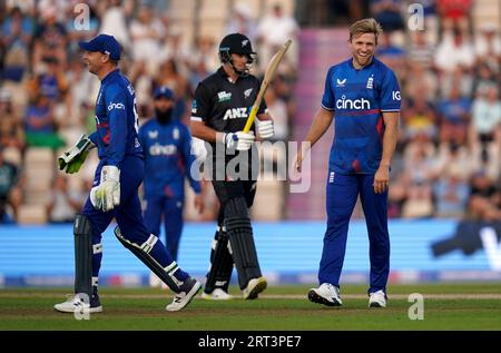 Der Engländer David Willey (rechts) feiert die Entlassung von Neuseelands Tim Southee mit seinem Teamkollegen Jos Buttler (links) während des zweiten eintägigen internationalen Spiels beim Ageas Bowl in Southampton. Bilddatum: Sonntag, 10. September 2023. Stockfoto