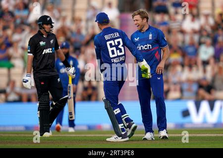 Der Engländer David Willey (rechts) feiert die Entlassung von Neuseelands Tim Southee mit seinem Teamkollegen Jos Buttler im zweiten eintägigen internationalen Spiel beim Ageas Bowl in Southampton. Bilddatum: Sonntag, 10. September 2023. Stockfoto