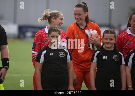 Ocean Park, Cardiff, South Wales, Vereinigtes Königreich. SEPTEMBER 2023. Cardiff City Ladies Captain Cori Williams und Torhüterin Laura O'Sullivian. Stockfoto