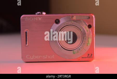 Ein Foto einer kleinen pinken Sony Cyber shot Kamera. Stockfoto