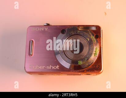 Ein Foto einer kleinen pinken Sony Cyber shot Kamera. Stockfoto