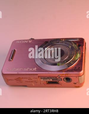 Ein Foto einer kleinen pinken Sony Cyber shot Kamera. Stockfoto