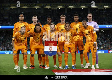 DUBLIN - hintere Reihe (l-r) Virgil van Dijk von Holland, Matthijs de Ligt von Holland, Denzel Dumfries von Holland, Mats Wieffer von Holland, Cody Gakpo von Holland, Holland-Torhüter Mark Fleken. Erste Reihe (l-r) Daley Blind von Holland, Nathan Ake von Holland, Frenkie de Jong von Holland, Xavi Simons von Holland, Donyell Malen von Holland während des Qualifikationsspiels in der Gruppe B der Europameisterschaft zwischen Irland und den Niederlanden im Aviva Stadium am 10. September 2023 in Dublin, Republik Irland. ANP KOEN VAN WEEL Stockfoto