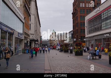 Glasgow, Schottland (UK): Passanten und Käufer in der Argyle Street an einem bewölkten Tag Stockfoto