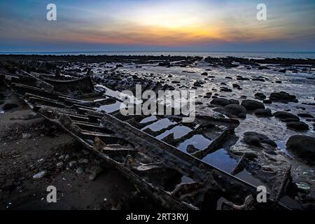 Hunstanton Old Town Beach und das Wrack des Sheraton Trawlers bei Sonnenuntergang, Hunstanton in Norfolk, 7. September 2023 Stockfoto