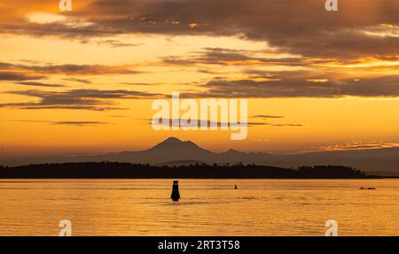 Mount Baker bei Sonnenaufgang von Turkey Head in Oak Bay, British Columbia, Kanada. Stockfoto