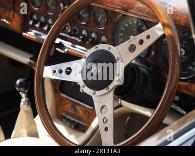 Innenraum eines klassischen Jaguar Fahrzeugs Stockfoto