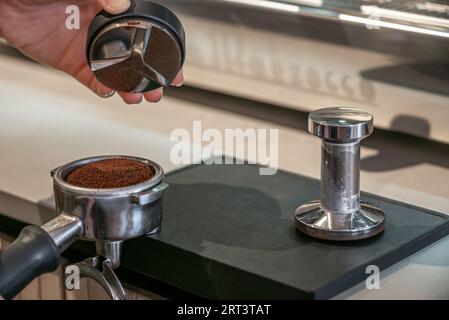 Zubereitung einer Espresso-Tasse in einem Café am Morgen Stockfoto