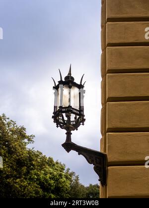 Detail einer gusseisernen Lampe in Leghorn in der Toskana Stockfoto