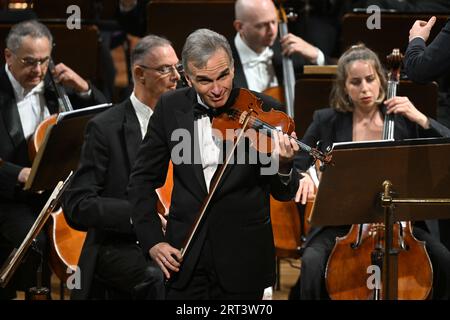 Prag, Tschechische Republik. September 2023. Der Geiger Gil Shaham tritt beim Konzert des Israel Philharmonic Orchestra auf dem internationalen Musikfestival Dvoraks in Prag, Tschechische Republik, am 10. September 2023 auf. Quelle: Michaela Rihova/CTK Photo/Alamy Live News Stockfoto