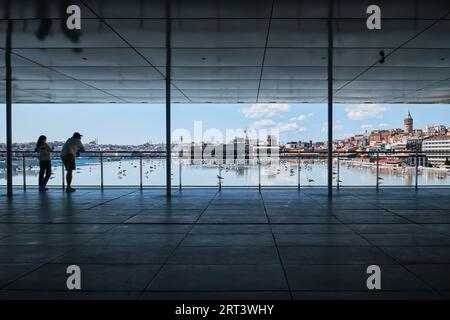 Istanbul, Türkei - 10. September 2023: Galata-Blick von der Terrasse des Istanbul Modern Art Museums, entworfen von Renzo Piano Building Workshop Stockfoto