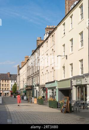 Frau zu Fuß in der St. John Street, im Stadtzentrum von Perth, Schottland, Großbritannien Stockfoto