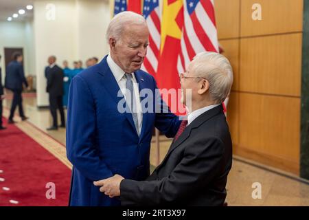 Hanoi, Vietnam. September 2023. US-Präsident Joe Biden, links, schüttelt die Hand mit dem vietnamesischen Generalsekretär der Kommunistischen Partei Nguyen Phu Trong, rechts, vor bilateralen Gesprächen im Präsidentenpalast, 10. September 2023 in Hanoi, Vietnam. Quelle: Adam Schultz/White House Photo/Alamy Live News Stockfoto
