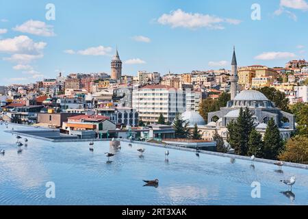 Istanbul, Türkei - 10. September 2023: Galata-Blick von der Terrasse des Istanbul Modern Art Museum mit Möwen im Reflexionspool Stockfoto