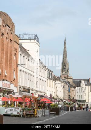 Leute, die an Bars und Cafés in St. Johns Place, Perth City Centre, Schottland, Großbritannien, vorbeilaufen Stockfoto