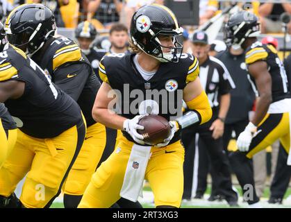 Pittsburgh, Usa. September 2023. Pittsburgh Steelers Quarterback Kenny Pickett (8) spielt den Ball im ersten Viertel gegen die Pittsburgh Steelers im Acrisure Stadium am Sonntag, den 10. September 2023 in Pittsburgh. Foto von Archie Carpenter/UPI Credit: UPI/Alamy Live News Stockfoto