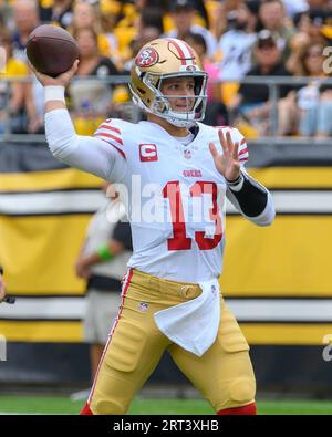 Pittsburgh, Usa. September 2023. Der San Francisco 49ers Quarterback Brock Purdy (13) warf am Sonntag, den 10. September 2023, in Pittsburgh im ersten Viertel gegen die Pittsburgh Steelers im Acrisure Stadium. Foto von Archie Carpenter/UPI Credit: UPI/Alamy Live News Stockfoto