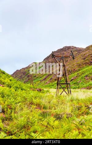 Alte Überreste der Kupferbergbahn, die verwendet wurde, um Kupfererz nach Nantmor entlang des Weges zum Mynydd Sygyn Summit, Snowdonia, Wales, Großbritannien, zu transportieren Stockfoto