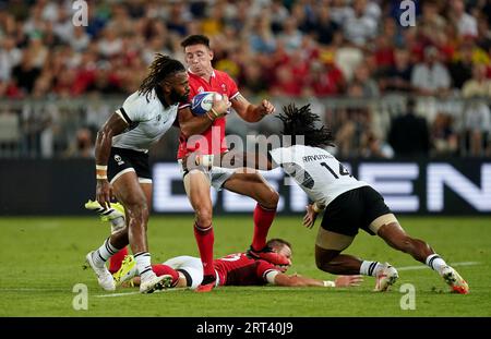 Der walisische Josh Adams (Mitte) wird von Fidschi Waisea Nayacalevu (links) und Selestino Ravutaumada während des Spiels der Rugby-Weltmeisterschaft Pool C 2023 im Stade de Bordeaux, Frankreich, angegriffen. Bilddatum: Sonntag, 10. September 2023. Stockfoto