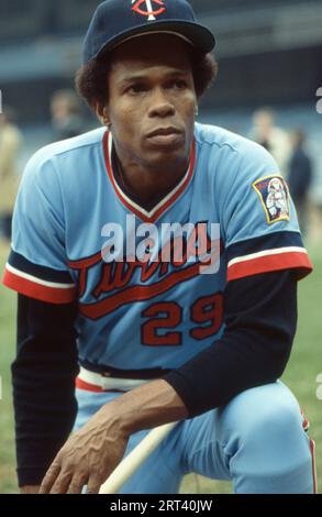 Porträt von All Star First Baseman Rod Carew der Minnesota Twins. Im Yankee-Stadion 1982 während des Schlagtrainings. Stockfoto