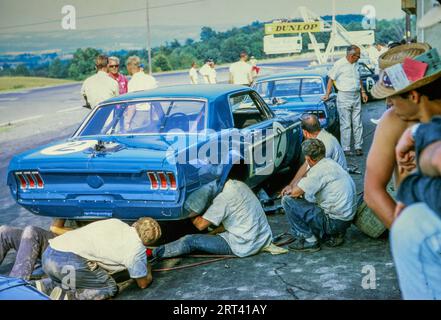 Er arbeitet am #2 Shelby Racinbg Ford Mustang von Dan Gurney bei der Watkins Glen Trans am 1968, DNF Stockfoto