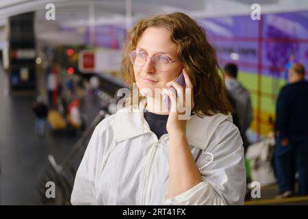 Junge Frau, die in der U-Bahn telefoniert, Nahaufnahme Stockfoto