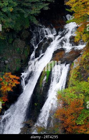 Wunderschöne Landschaft Japans. Nikkos berühmter Wasserfall „Kirifuri-no-taki“ Stockfoto