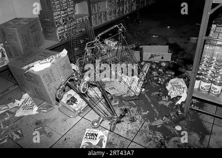 Toxteth Riot, Großbritannien 1981 Ein geplünderter Supermarkt. Liverpool 8 Lancashire HOMER SYKES im Juli 1980 Stockfoto