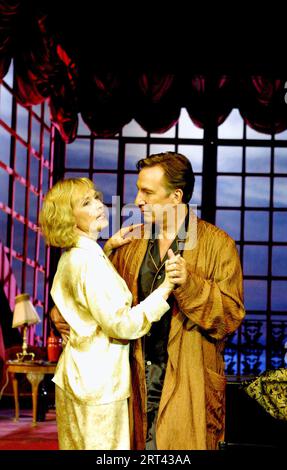 Lindsay Duncan (Amanda), Alan Rickman (Elyot) in PRIVATE LIVES von Noel Coward am Albery Theatre, London WC2 04/10/2001 Bühnenbild: Tim Hatley Kostüme: Jenny Beavan Lighting: Peter Mumford Regisseur: Howard Davies Stockfoto